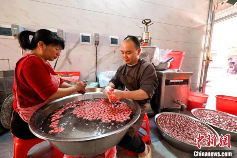 牛肉丸制作传承人胡挺与妻子每天凌晨4点开始制作牛肉丸。