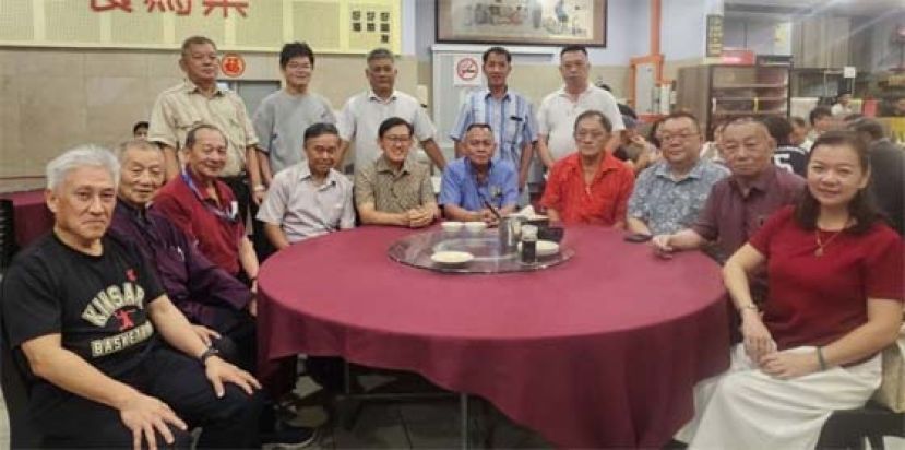 甲必丹林传政（右5起）与薛华东同亚答街文化缤纷庆中秋筹委合影。