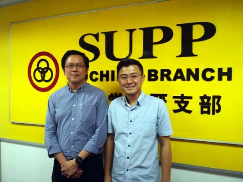 砂人联党古晋支部两名浮罗岸区潜能候选人黄廉欢（左）及杨严彬做好上阵州选的准备。