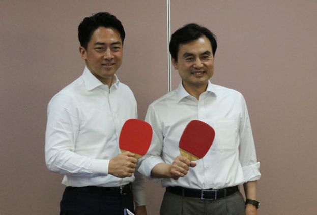 韩国国防部长安圭伯今年1月访日，前往神奈川县横须贺市，与日本防卫大臣小泉进次郎一起打桌球。