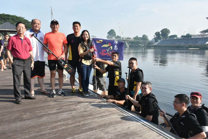 左起为华青团执行顾问李益石、团长林学定、会长拿督黄良杰、犀鸟龙舟俱乐部主席林吴鸿任、许德婉市议员为龙舟体验营主持开幕礼。