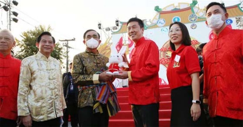 泰国叻丕府春节庆祝会，泰相用中文拜年。