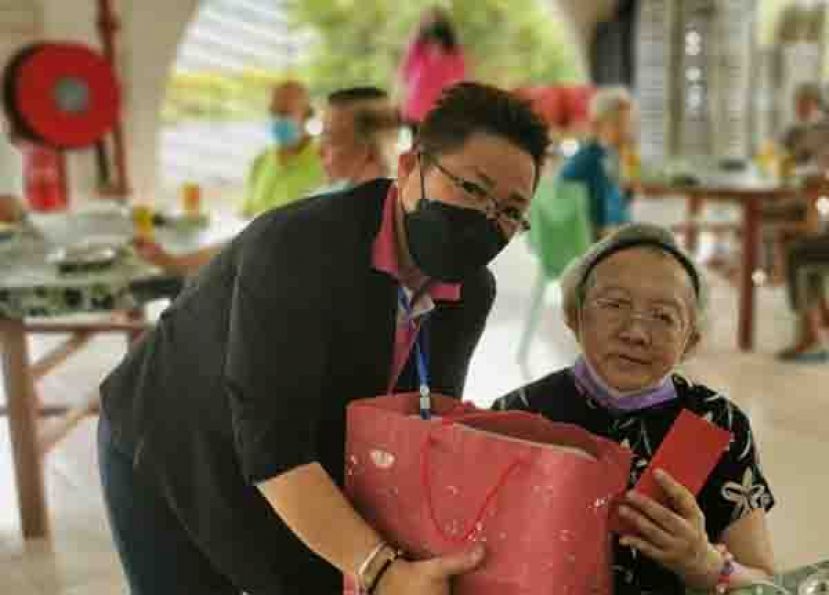 主任朱缮霖颁发福袋予老人时摄。