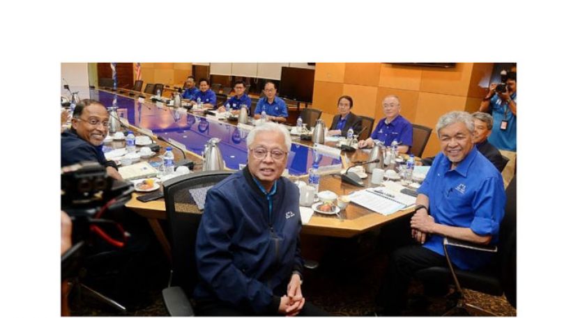 国阵最高理事会会议。左起为依斯迈沙比里、阿末扎希、莫哈末哈山和魏家祥等。