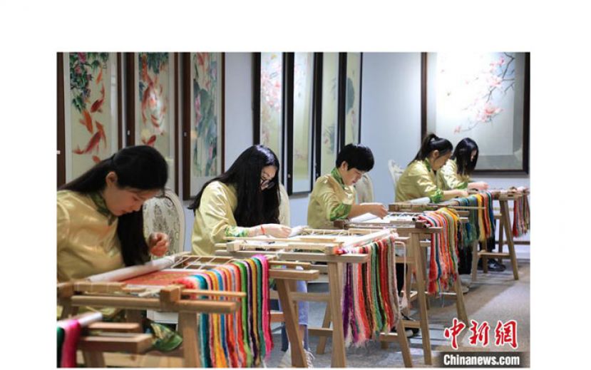 张留凤的学生们在制作汴绣作品。