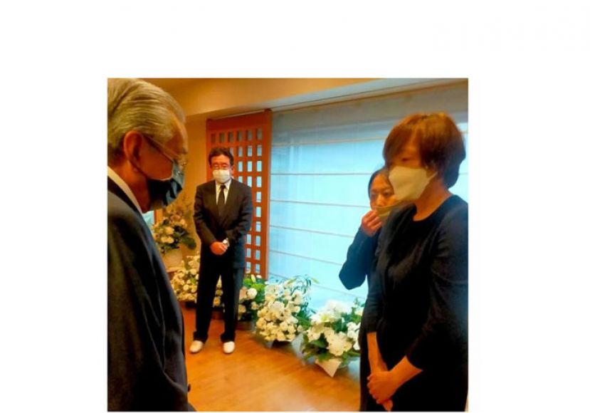 敦马哈迪慰问安倍遗孀安倍昭惠（右）。