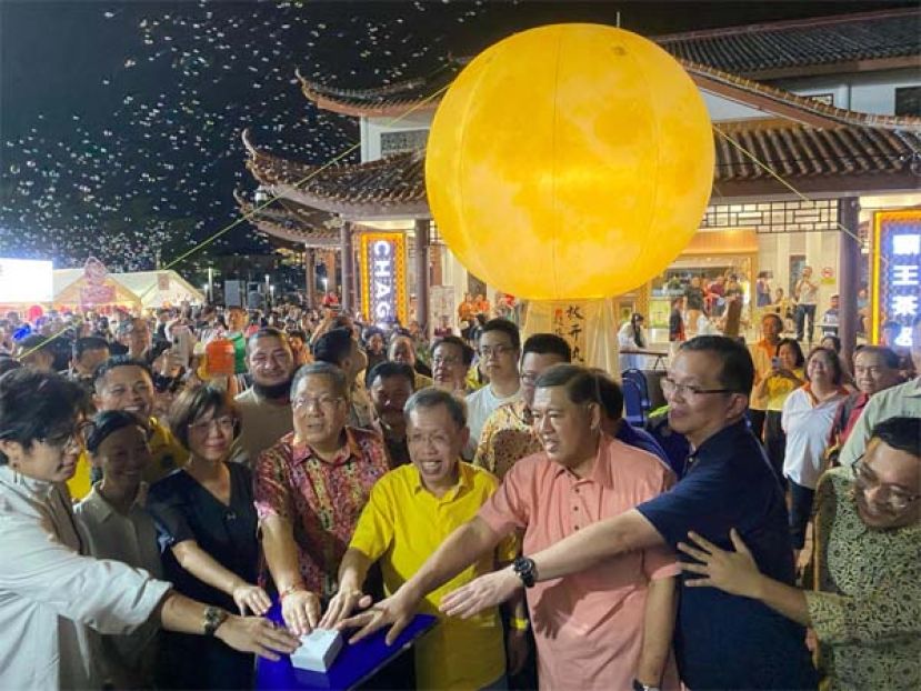 嘉宾们共同为2025年中秋节庆典主持亮灯仪式。前排左2起为砂总理署政治秘书许德婉、中国驻古晋代总领事宋长虹、古晋南市市长拿督黄鸿圣、砂副总理拿督阿玛沈桂贤，以及古晋南市副市长拿督再迪苏海里。