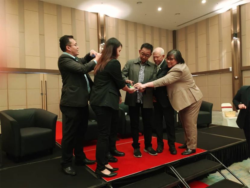 砂拉越旅游、创意产业及表演艺术部长拿督斯里阿都卡林（右三）在众人陪同下，为2025年世界雨林音乐节主持推展礼。