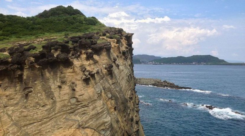 消防局提醒，不要为了在社媒秀高空美照而冒生命危险。（示意图）