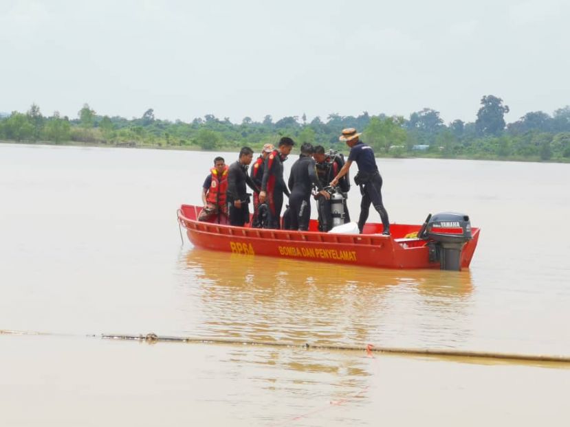 搜寻队潜水员准备下水搜索女童。
