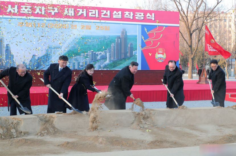 金正恩带著女儿金主爱拿起铲子挖下动工仪式的第一锄。