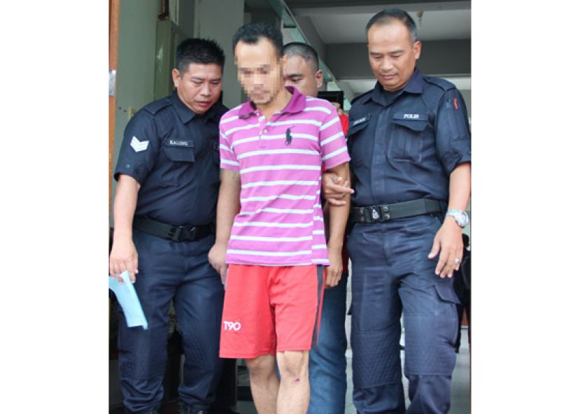  强奸女友12岁女儿的伊班男子，被判刑后带离法庭。