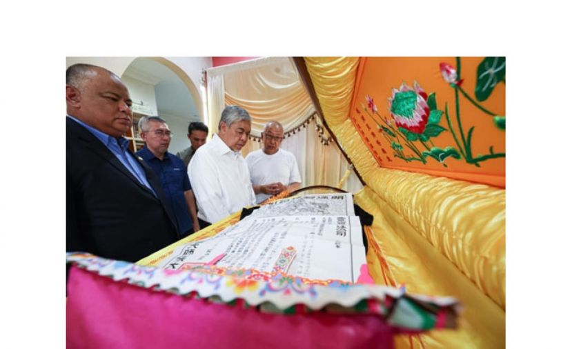 阿末扎希瞻仰谊母谢惜良遗容。(图取自Zahid Hamidi面子书)