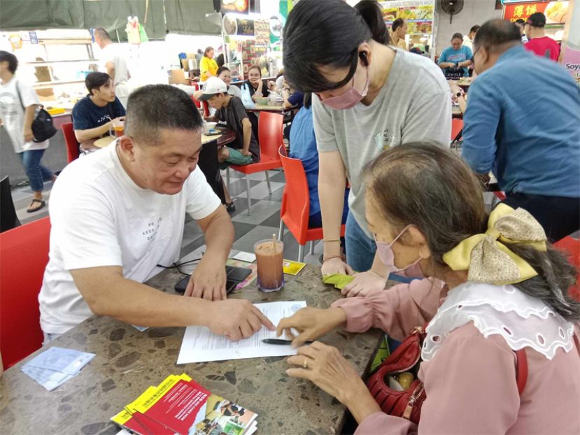 巴都林当区州立法议员施志豪（左）协助民众申请砂拉越政府推出的"年长者健康福利"（SCHB）、砂基本需求援助计划援助金（SKAS）。