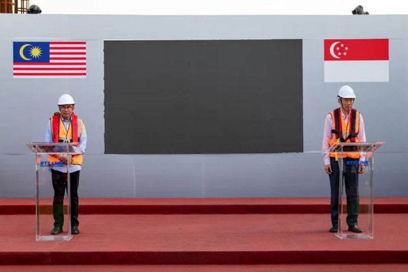 安华（左起）和李显龙两人也在仪式上签署了纪念牌匾，象征两国完成跨境地铁项目的共同承诺，进一步改善新马的衔接性。