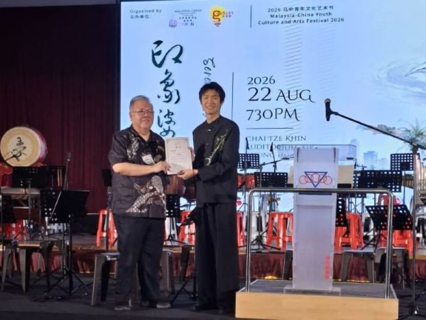 马中青年华乐交流会筹委会主席许延圣（右）颁发聘书予新任名誉顾问拿督黄国辉时影。