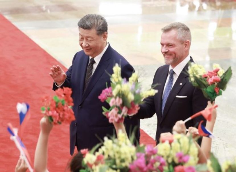 7月28日上午，习近平(左)在人民大会堂北大厅为斯洛伐克总统佩列格里尼举行欢迎仪式。