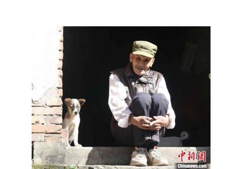 老人静静讲述守护山林的故事。