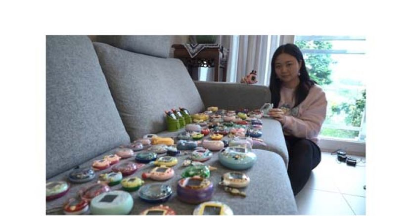 收藏家Yvette在家整理三百多只他妈哥池，用以减压。铺满沙发只可陈列出六分之一。