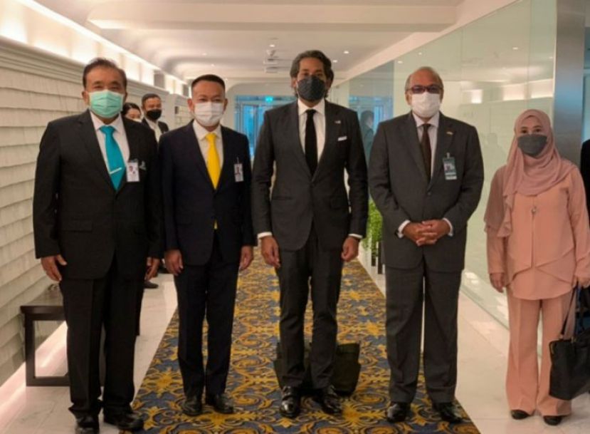 @ 凯里抵达曼谷时获得泰国卫生系统研究所（HSRI）主任诺篷坚柯林（左起）与泰国公共卫生部副部长瓦查拉蓬的迎接。