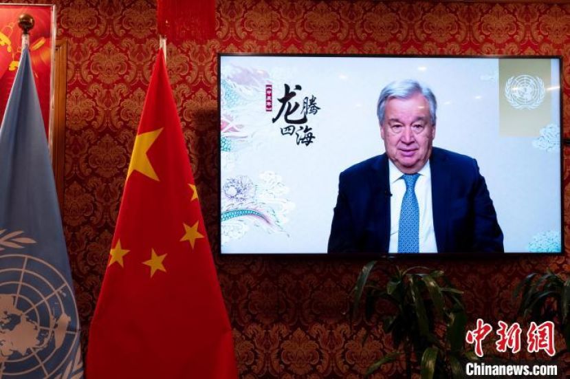 ●当地时间2月6日，联合国秘书长古特雷斯通过视频发表龙年新春致辞。图为中国常驻联合国代表团纽约驻地的屏幕播放致辞。