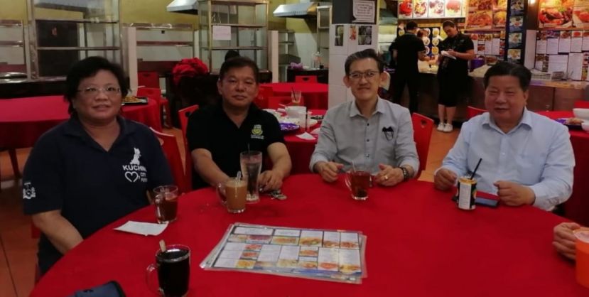 砂坊间社险福利觉醒活动协调员薛华东（右2）联袂砂医总会长江宗兴（右1）、会务顾问陈中兴（右3起）及温燕薇市议员讲述社险提供会员终身洗肾医疗费详情。