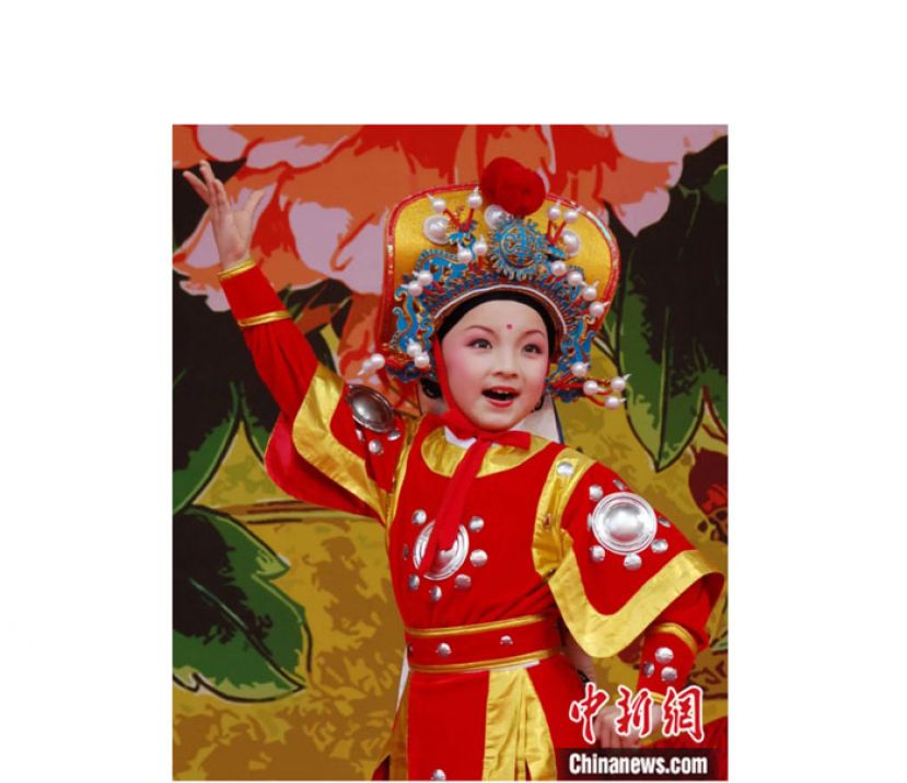 小演员表演豫剧《花木兰》。