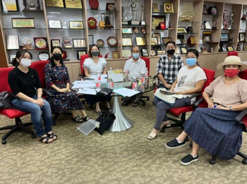 华总妇女部配合马来西亚65周年独立日暨庆祝欢庆马来西亚妇女节主办&ldquo;和谐共颂英姿多彩&rdquo;美术展，林火莉（左三）促艺术创作者踊跃参与。