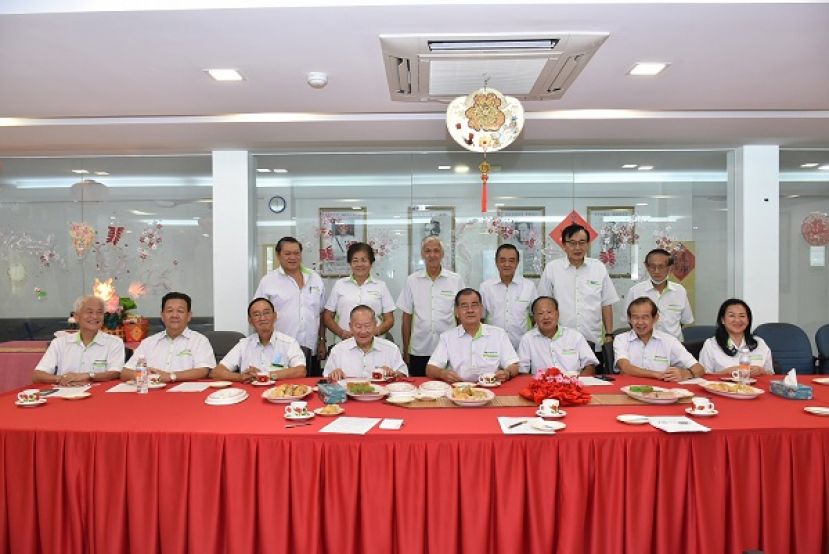 砂拉越云南善堂主席郑文新（前排左五）召开新闻发布会与理事们合照。