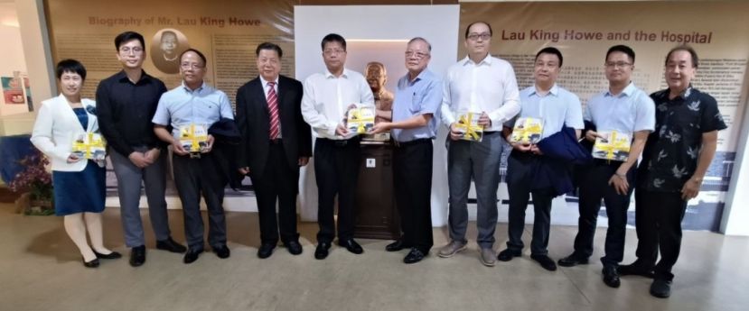 苏友新（左5）率福建中医药大学代表参观刘钦候医院纪念馆获刘锦虎赠书；左4为砂医总会长江宗兴。