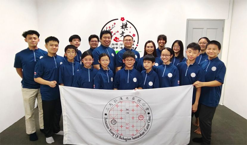 会长曾令威（后排左5）授旗予左4主席郑良国为领队带领三马拉汉省象棋公会队伍与棋手们大合照。