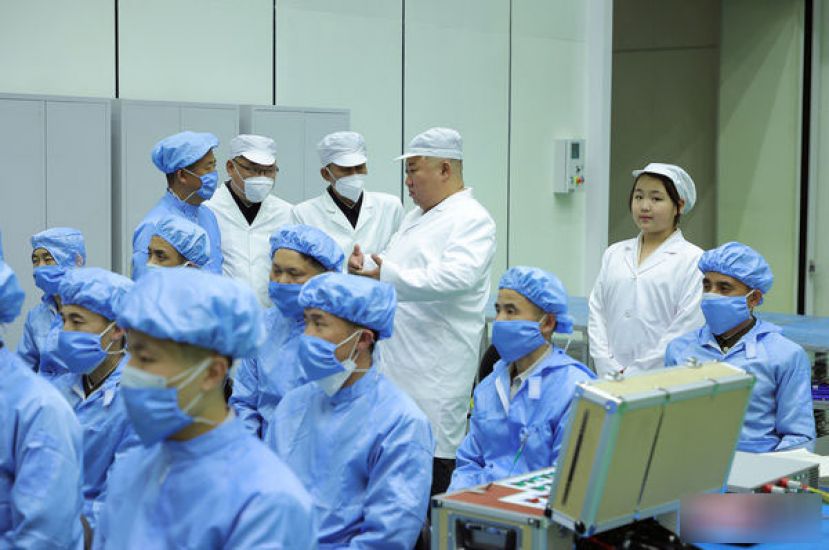 朝鲜领导人金正恩带著女儿金主爱现身，视察军事侦察卫星发射工作。