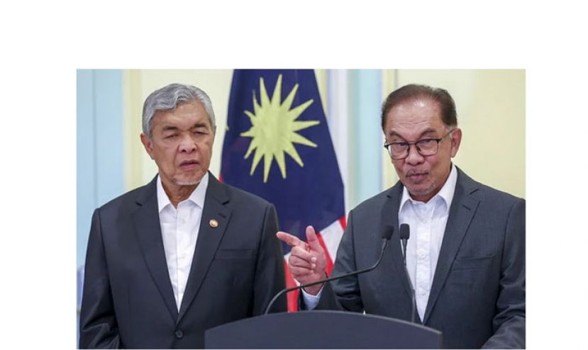 首相拿督斯里安华(右)与阿末扎希(左)。