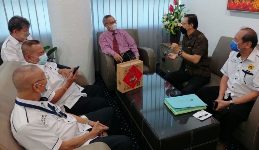 &ldquo;古晋文化缤纷庆中秋&rdquo;庆典筹委会主席甲必丹林传政（左2）联袂筹委礼貌拜会社险砂局长菲立桑干（右3）；右2为筹委顾问薛华东等人。