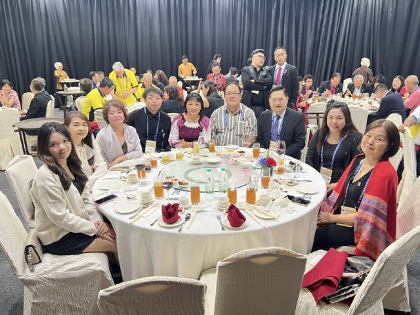 成邦江福州公会主席拿督吴标生于日前携理事参加由马来西亚福建社团联合会总会所举办第11届世界福建同乡恳亲大会暨商贸展销会。右二起为该会妇女组署理主任黄筱茵，吴标生及副主席黄见文。