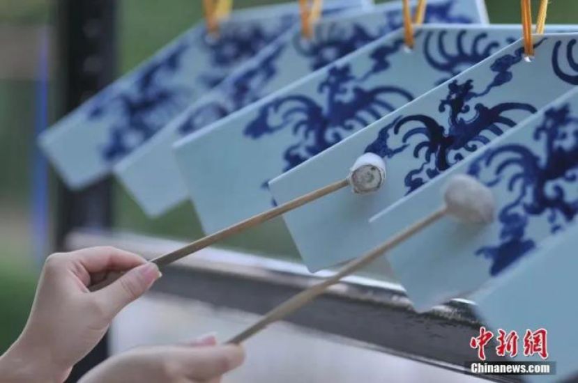 景德镇的一支瓷乐队在演奏瓷编磬。