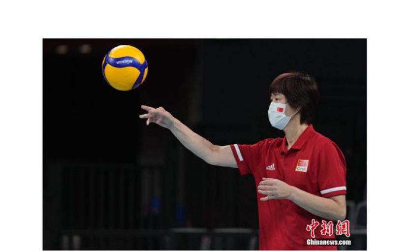 中国女排热身时，郎平在场边。