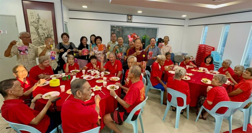 古晋南市市长拿督黄鸿圣（中）、古晋爱心书协会创办人兼主席吕晗韵（右四）、砂云南善堂主席郑文新（右六）、古晋爱心书协会秘书田素瑛（左五）与古晋云南善堂理事们为老人欢度中秋节。