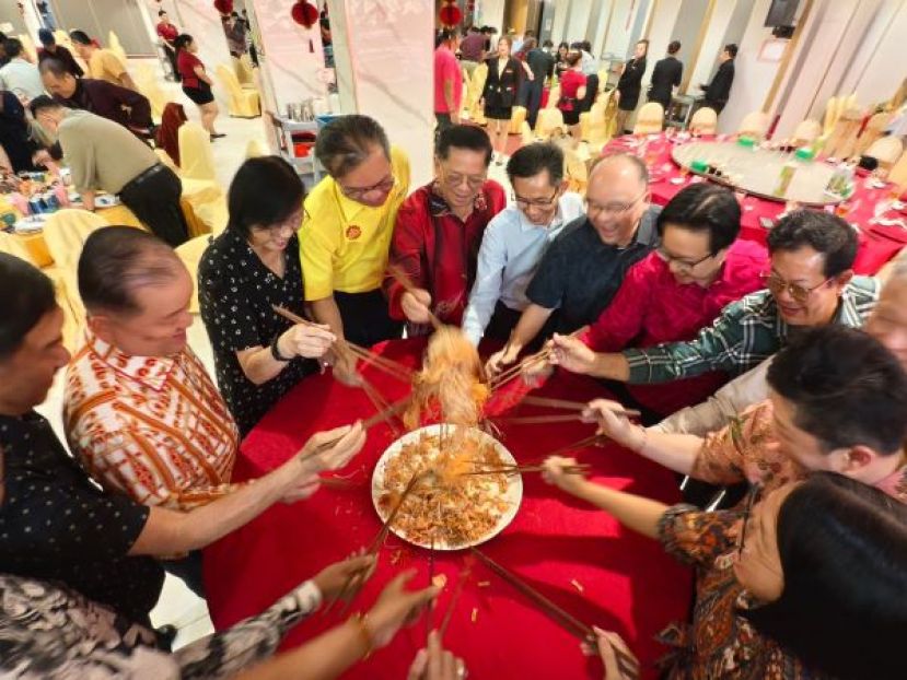 在丙午年骏马踏春&middot;媒体同心庆新春媒体之夜，主桌的嘉宾们一起捞生时影。