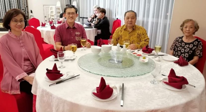 甲必丹林壽祺及夫人何賽珠（右）與砂盟峇都林當候選人薛華東與夫人詹雪麗交流。