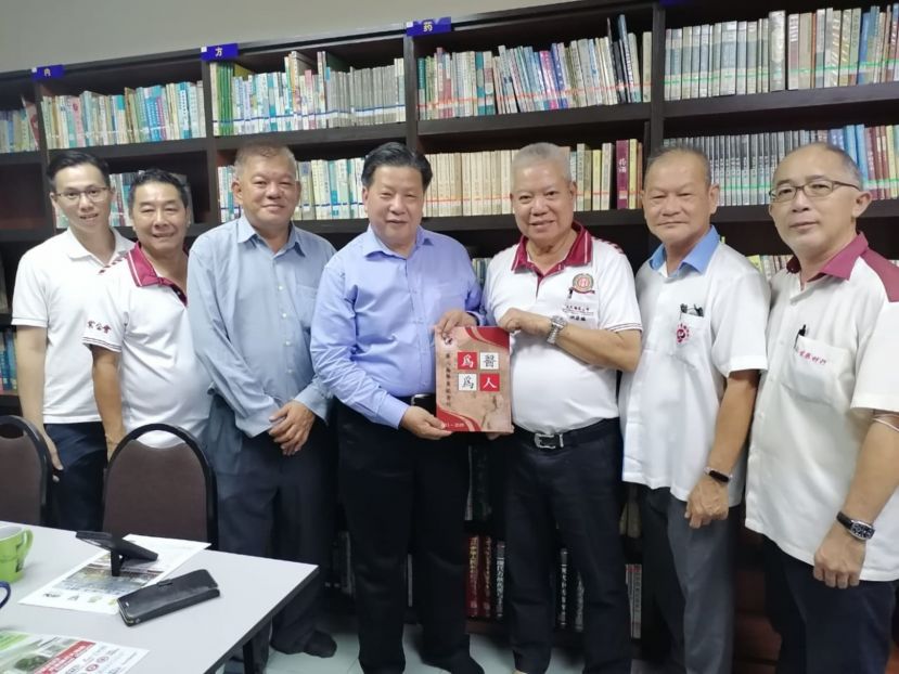 北马药业公会主席准拿督洪亚福（右3）赠&ldquo;为医为民&rdquo;刊物予砂医总会长江宗兴（左4）；左起为林益勇、林联德、陈中兴；右起是罗见智、黄峇福。