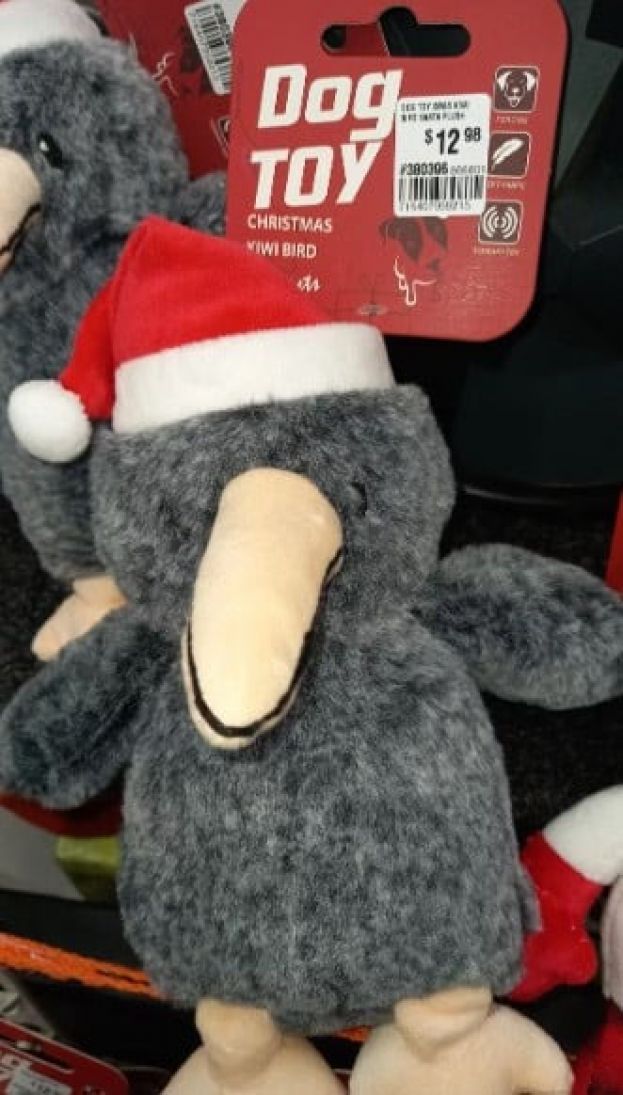 圣诞节主题奇异鸟状狗狗啃咬玩具 遭保育人士反弹