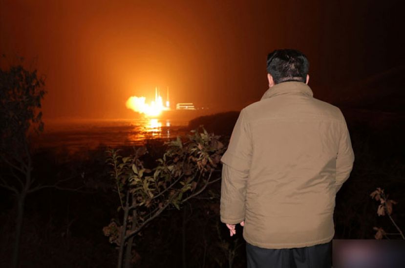 朝鲜领导人金正恩视察军事侦察卫星发射。