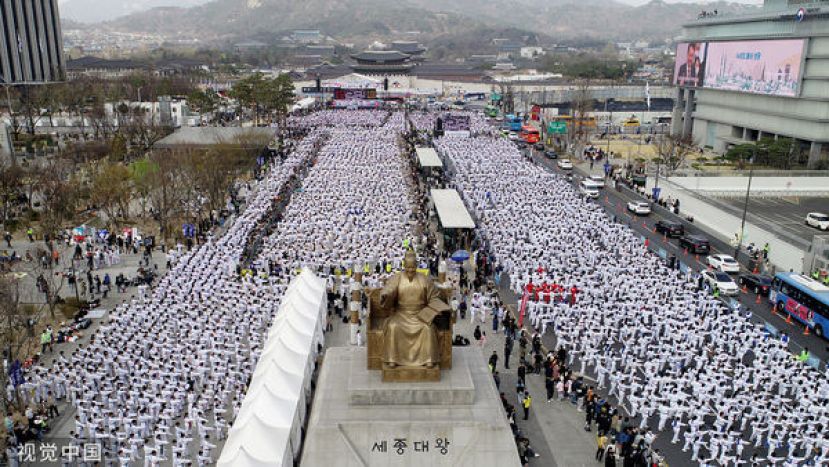 约1万2000多名民众25日在首尔光化门广场表演太极一章。