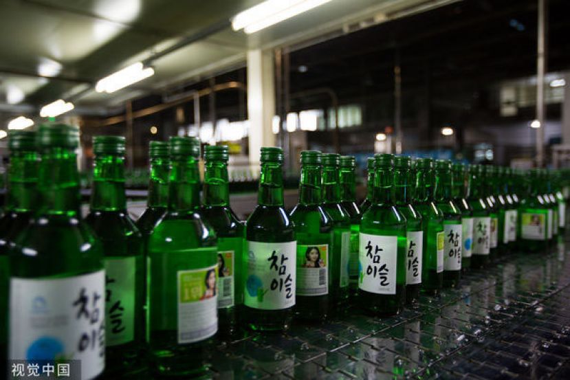 韩国当地厂商有意调涨烧酒价格，之后恐将迎来每瓶烧酒6000韩元的时代。