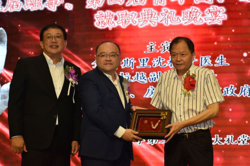 古晋巴达旺福州公会主席甲必丹拿督刘思乐（中）赠送纪念品予世福总会秘书长林祥华（右），左一为古晋巴达旺福州公会10周年纪念晚宴筹委会主席拿督吴新贤。