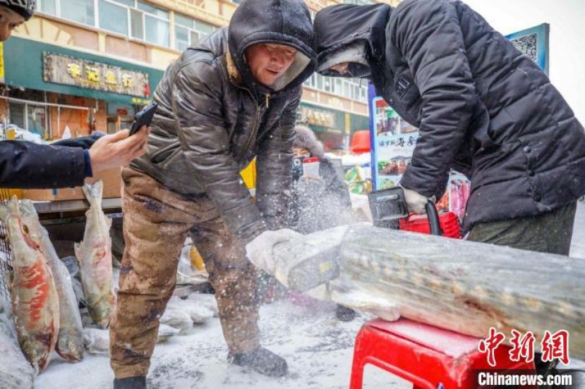 在&ldquo;中国鲟鳇鱼之乡&rdquo;抚远的东极鱼市，商户锯开冻鱼售卖。