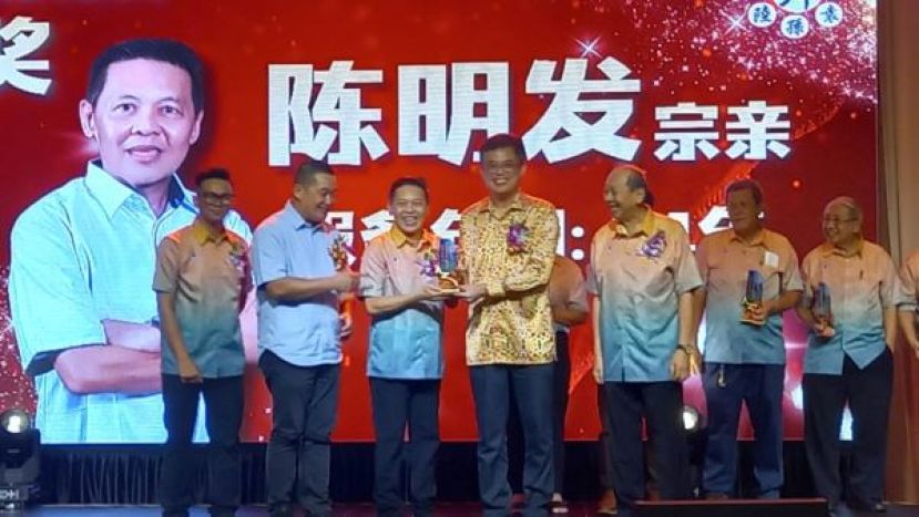 主宾拿督阿玛沈桂贤副总理的代表巴达旺市议会主席陈开（右4）颁发长期服务奖予砂舜祖公会秘书陈明发（左3）。左起是晚宴筹委主席陈实祥、特别嘉宾峇都林当区立法议员施志豪及会长孙守生（右3）等人。