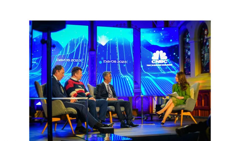 东姑扎夫鲁参加达沃斯世界经济论坛小组讨论会。