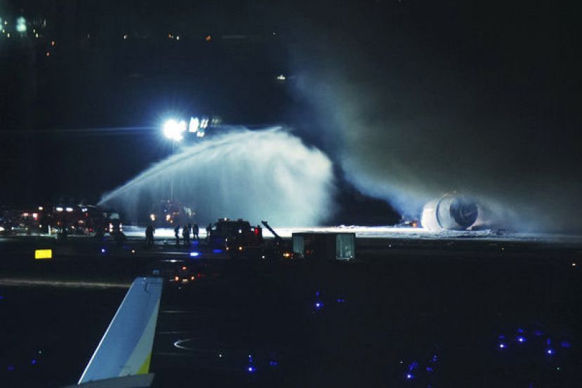 日本航空客机2日在羽田机场跑道与海上保安厅巡逻机相撞。